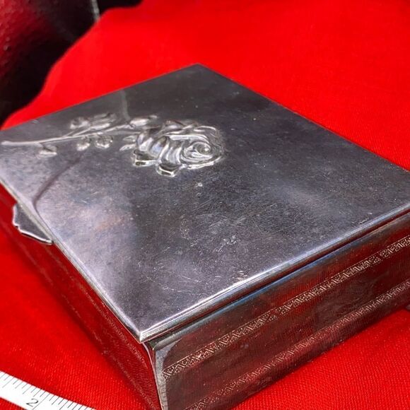 Larger trinket felt lined metal and wooden box with raised rose stem on lid - Picture 4 of 8